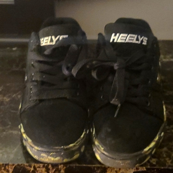Heeleys  Boys Shoes size 4 youth - Picture 2 of 6